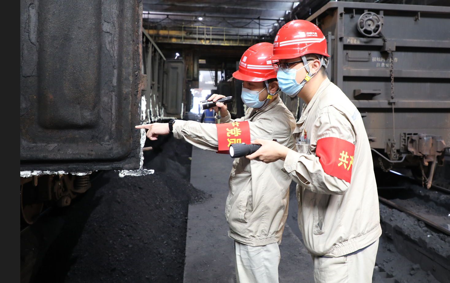 黨員沖鋒在前，攻堅克難。李鑫攝.png