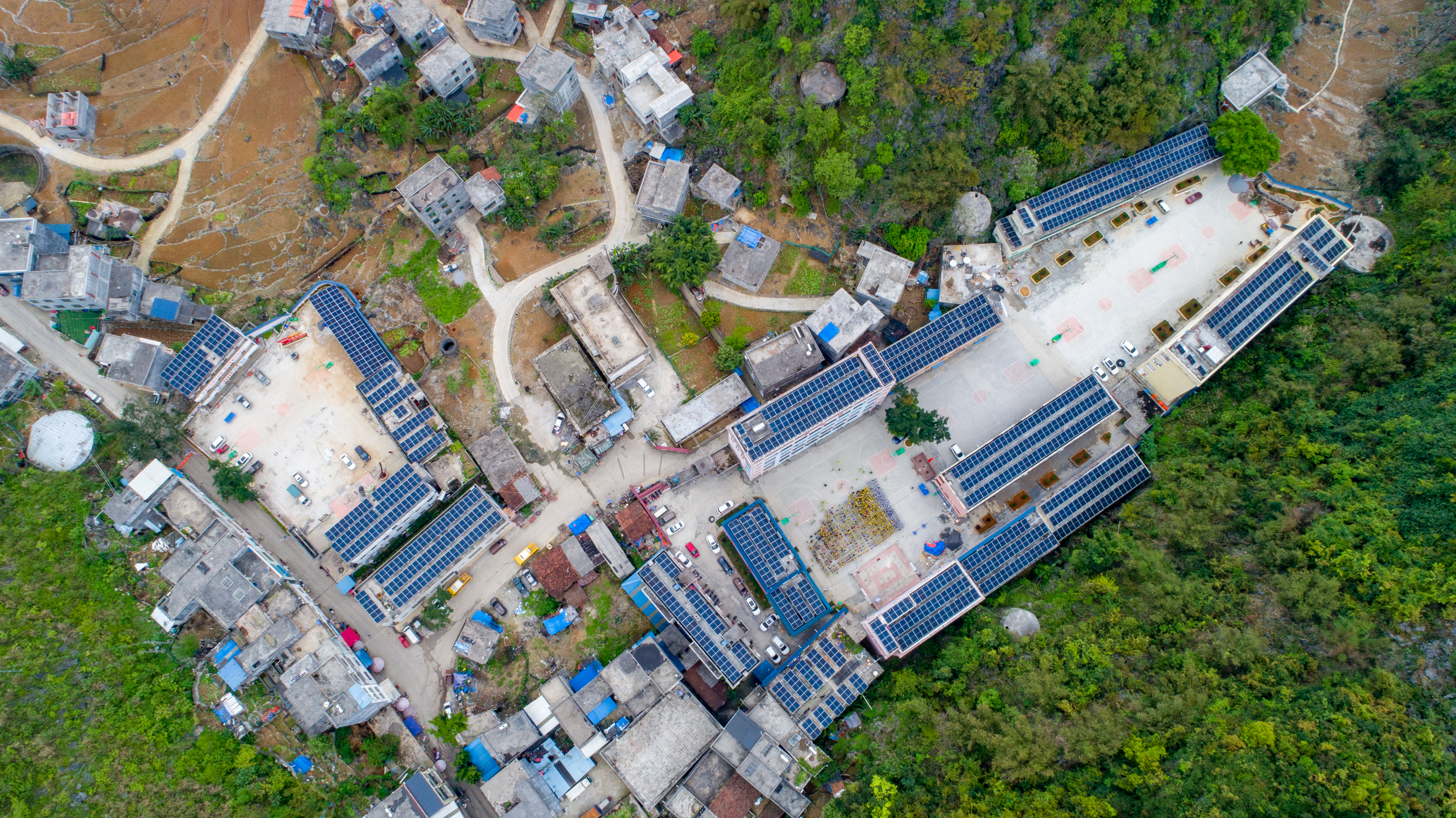 中國(guó)大唐援建的廣西大化瑤族自治縣板蘭村屋頂光伏電站--黃嘉標(biāo)攝.jpg