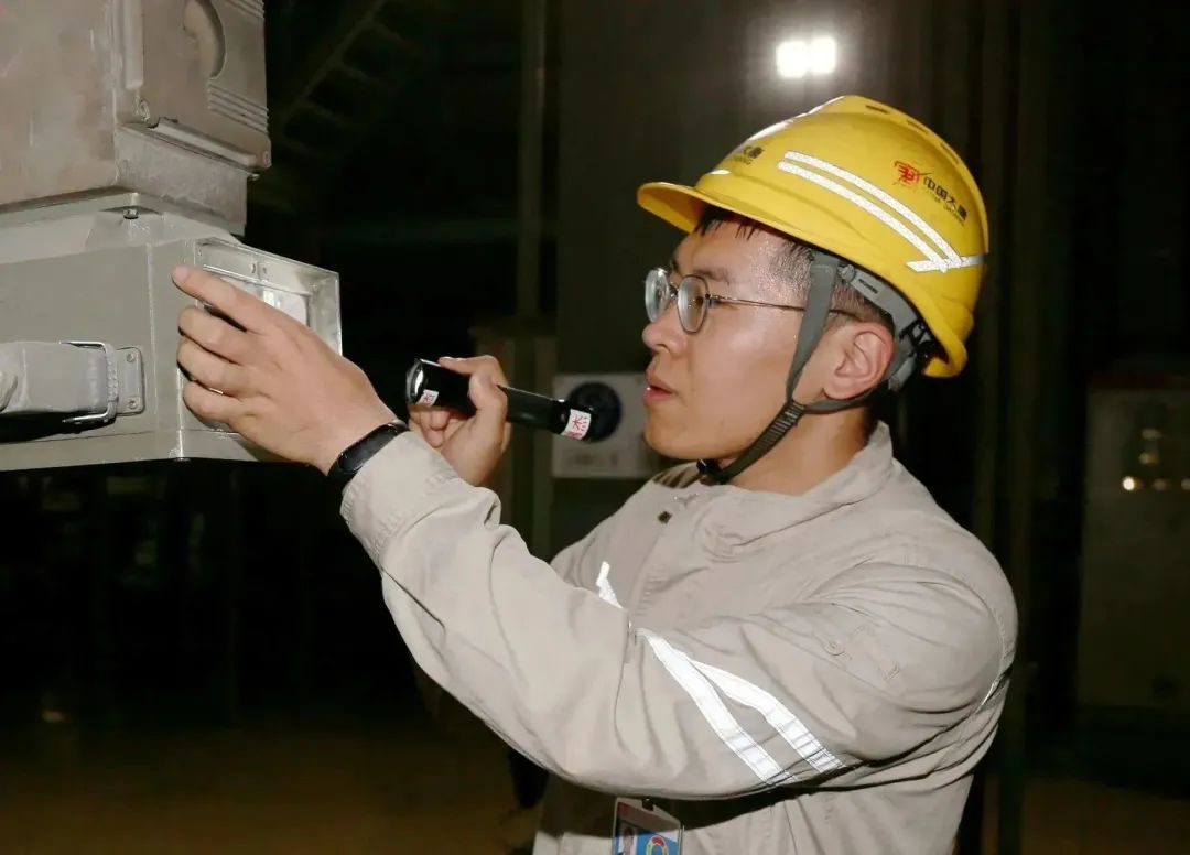 大唐王灘發(fā)電公司嚴(yán)格執(zhí)行巡檢、定期工作計劃安排，每日按照巡檢路線對各類設(shè)備進(jìn)行全面巡查，出現(xiàn)異常及時處理，確保實(shí)現(xiàn)夏季大負(fù)荷期間各類問題動態(tài)清零。.jpg