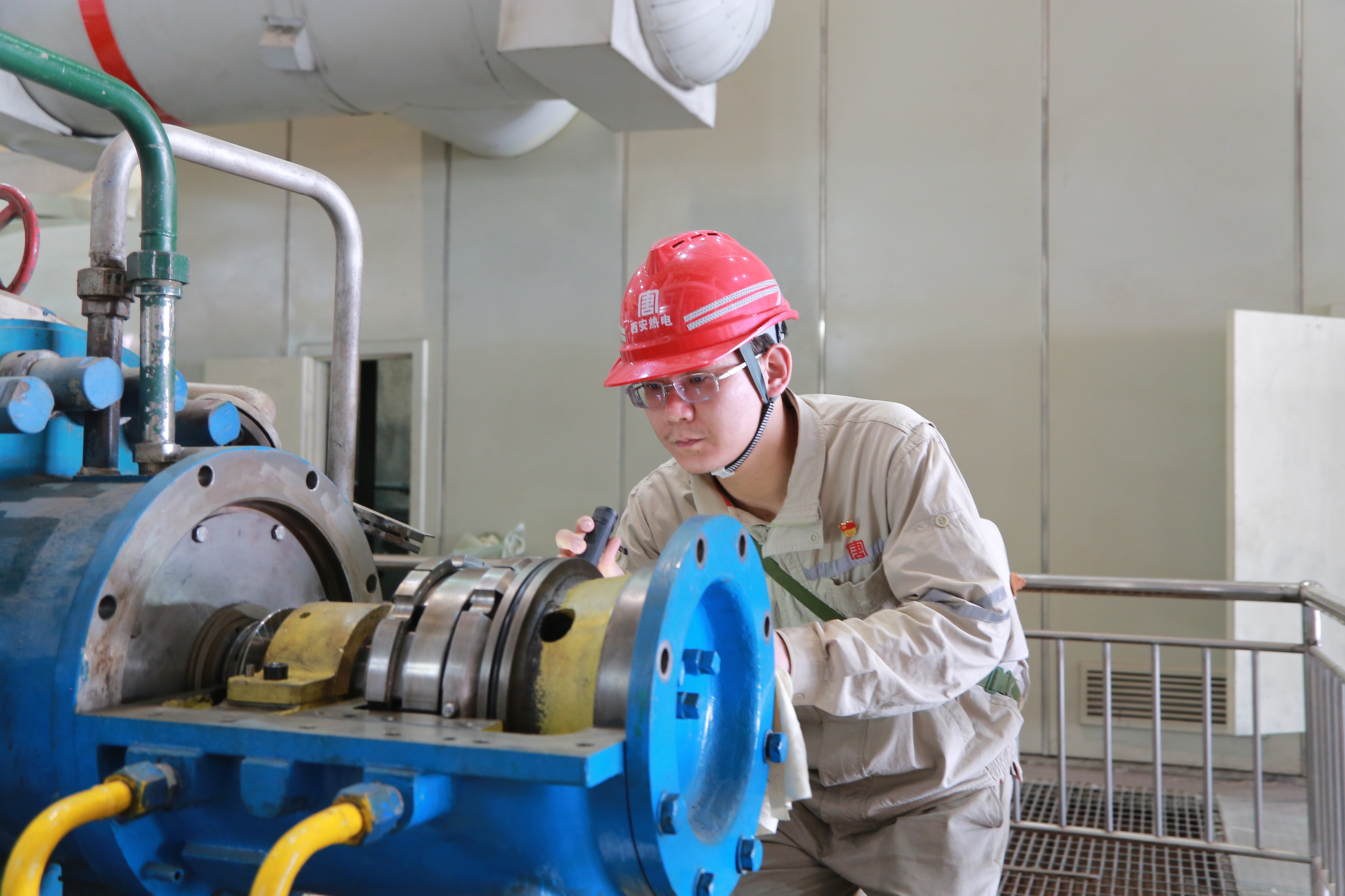 1號(hào)機(jī)組C修對氣動(dòng)給水泵B瓦塊進(jìn)行檢查.jpg