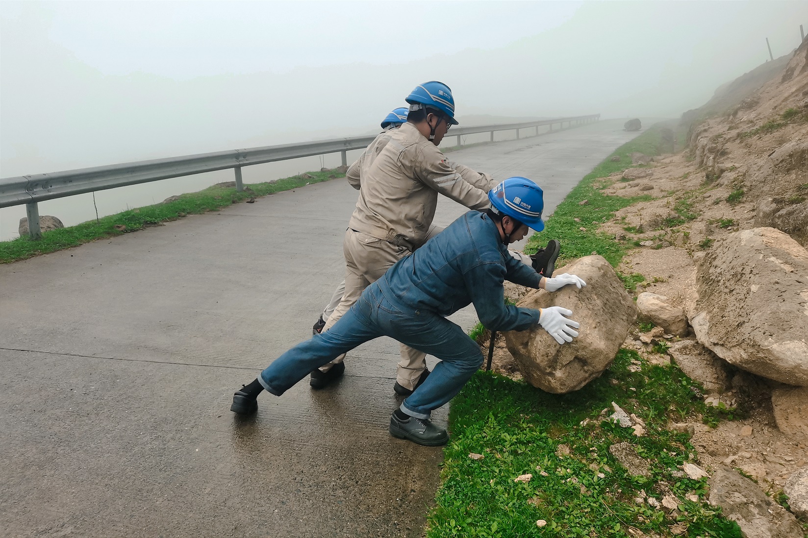 風(fēng)電場清理山路滾石路障.jpg