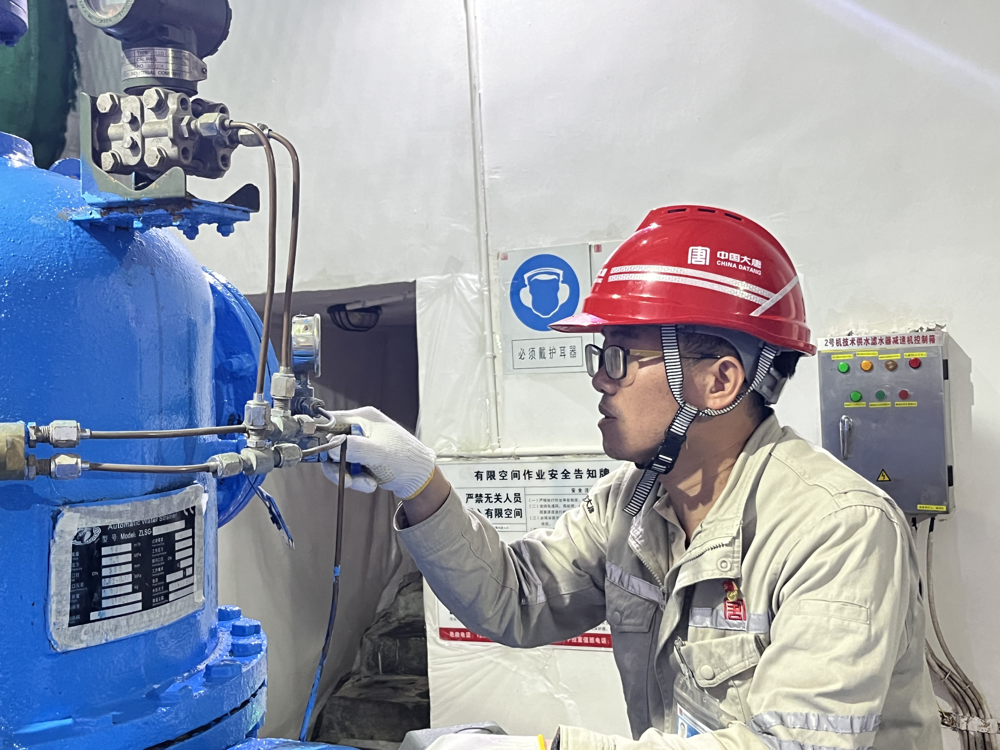 念永飛操作表計(jì)閥門，覃浩攝.jpg