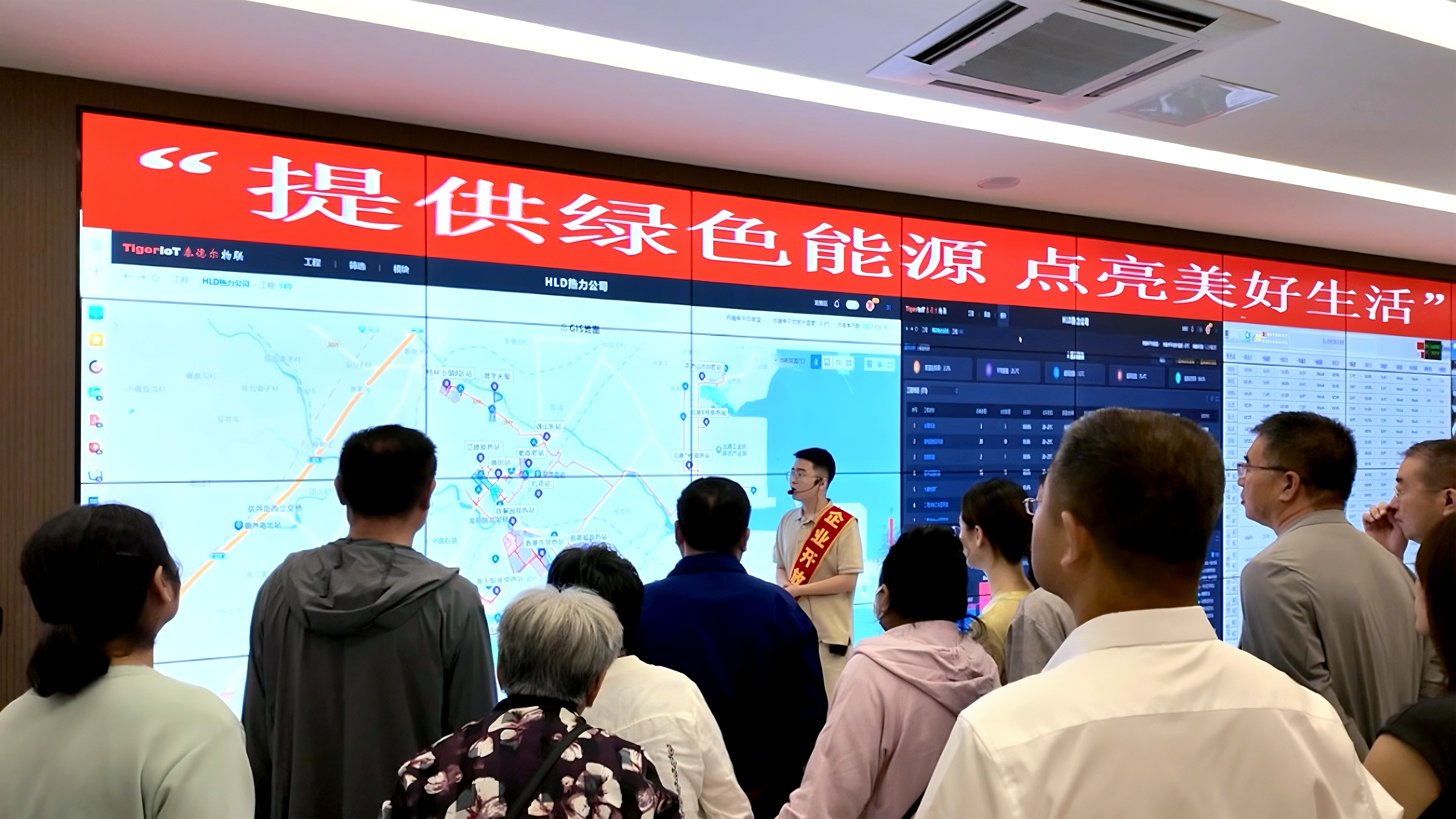 講解員在調(diào)度中心介紹智慧熱網(wǎng)建設(shè)情況.png